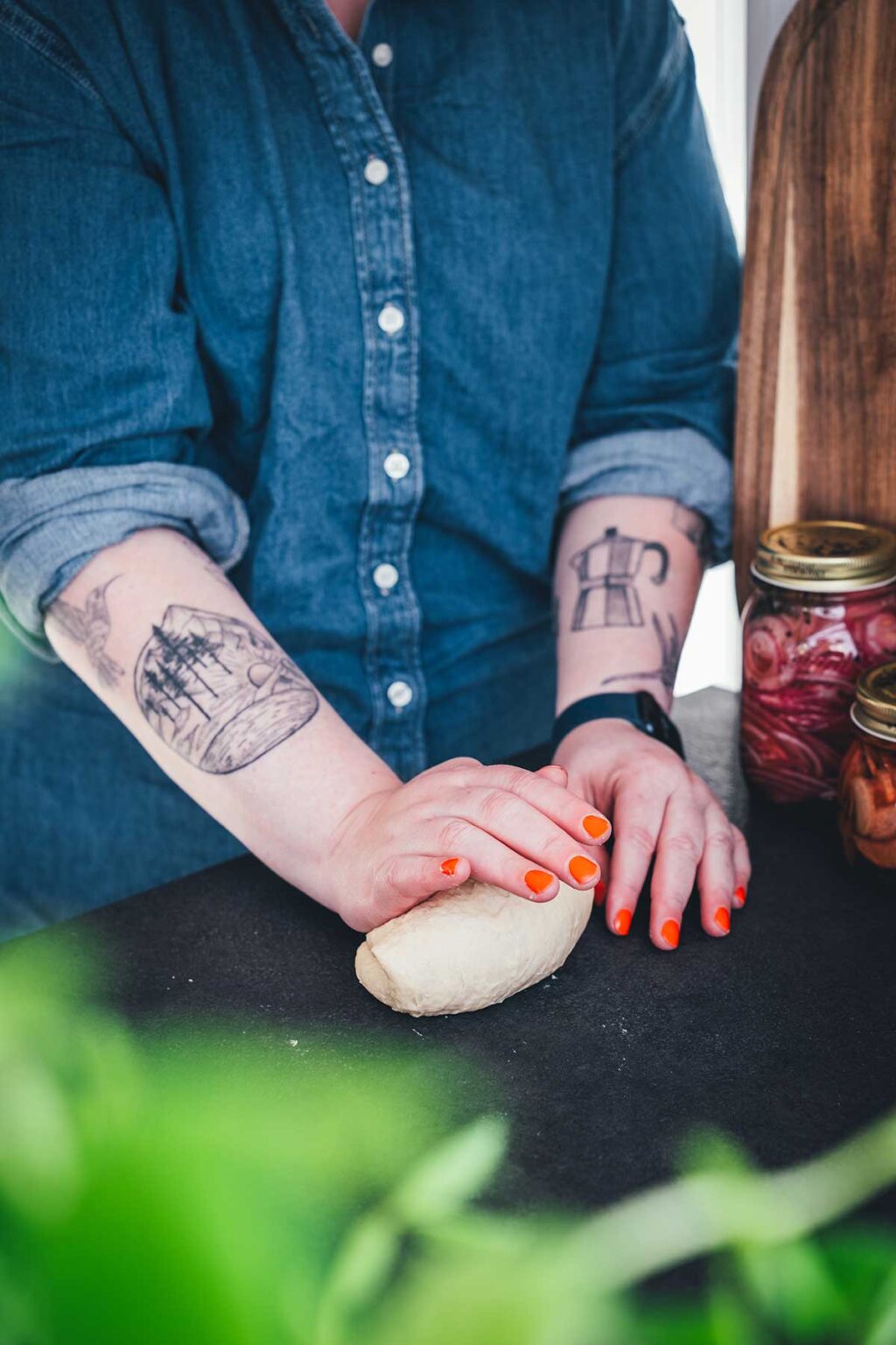 Knuspriger Flammkuchen mit Schinken und eingelegtem Gemüse - moey's ... Knuspriger Flammkuchen mit Schinken und eingelegtem Gemüse - moey's ...