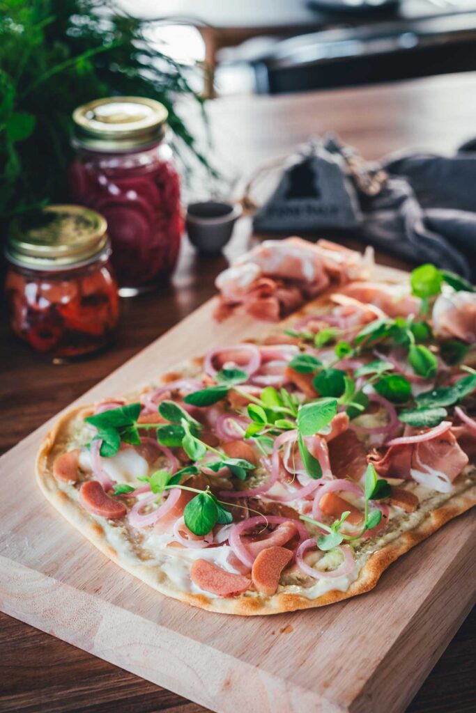 Knuspriger Flammkuchen mit Schinken und eingelegtem Gemüse - moey&amp;#39;s ...