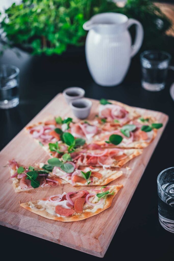Knuspriger Flammkuchen mit Schinken und eingelegtem Gemüse - moey&amp;#39;s ...