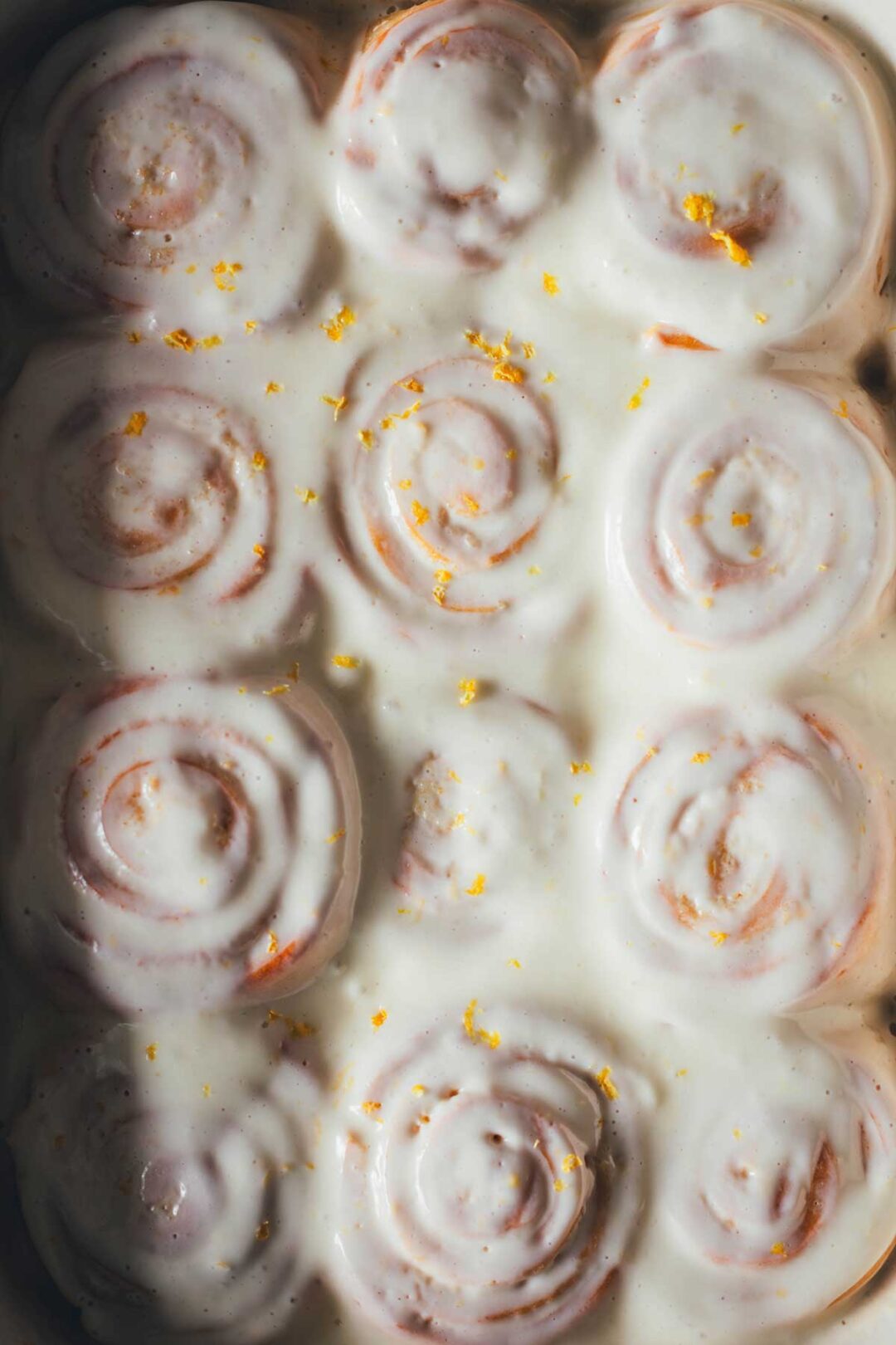 Zitronenschnecken: Die perfekte Mischung aus süß und säuerlich! Diese erfrischende Alternative zu Zimtschnecken begeistert mit Zitronenfüllung und Frischkäse-Icing. Einfach herzustellen, vorzubereiten und einzufrieren. | moeyskitchen.com