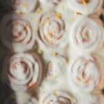 Zitronenschnecken: Die perfekte Mischung aus süß und säuerlich! Diese erfrischende Alternative zu Zimtschnecken begeistert mit Zitronenfüllung und Frischkäse-Icing. Einfach herzustellen, vorzubereiten und einzufrieren. | moeyskitchen.com