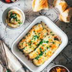 Mit Ricotta-Creme gefüllte und mit Mozzarella und Parmesan überbackene Zucchini! Geht sie wieder los, die Zucchinischwemme? Dann hab ich hier ein neues, unkompliziertes und vor allem super schnelles Rezept für euch: vegetarisch gefüllte Zucchini! | moeyskitchen.com