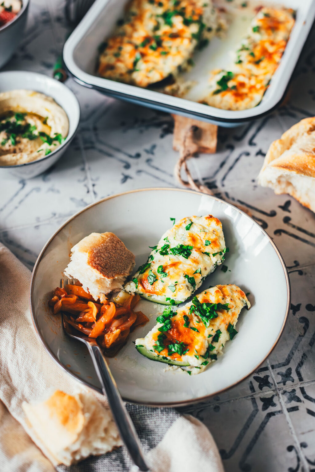 Vegetarisch gefüllte Zucchini – blitzschnell und unkompliziert - moey&amp;#39;s ...