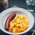 Rezept für einfache und deftige Hausmannskost: Kartoffel-Möhren-Stampf einfach selbst zubereitet. Serviert mit würziger Mettwurst ist das das perfekte Abendessen in der kalten Jahreszeit und genau das richtige für den Herbst. | moeyskitchen.com