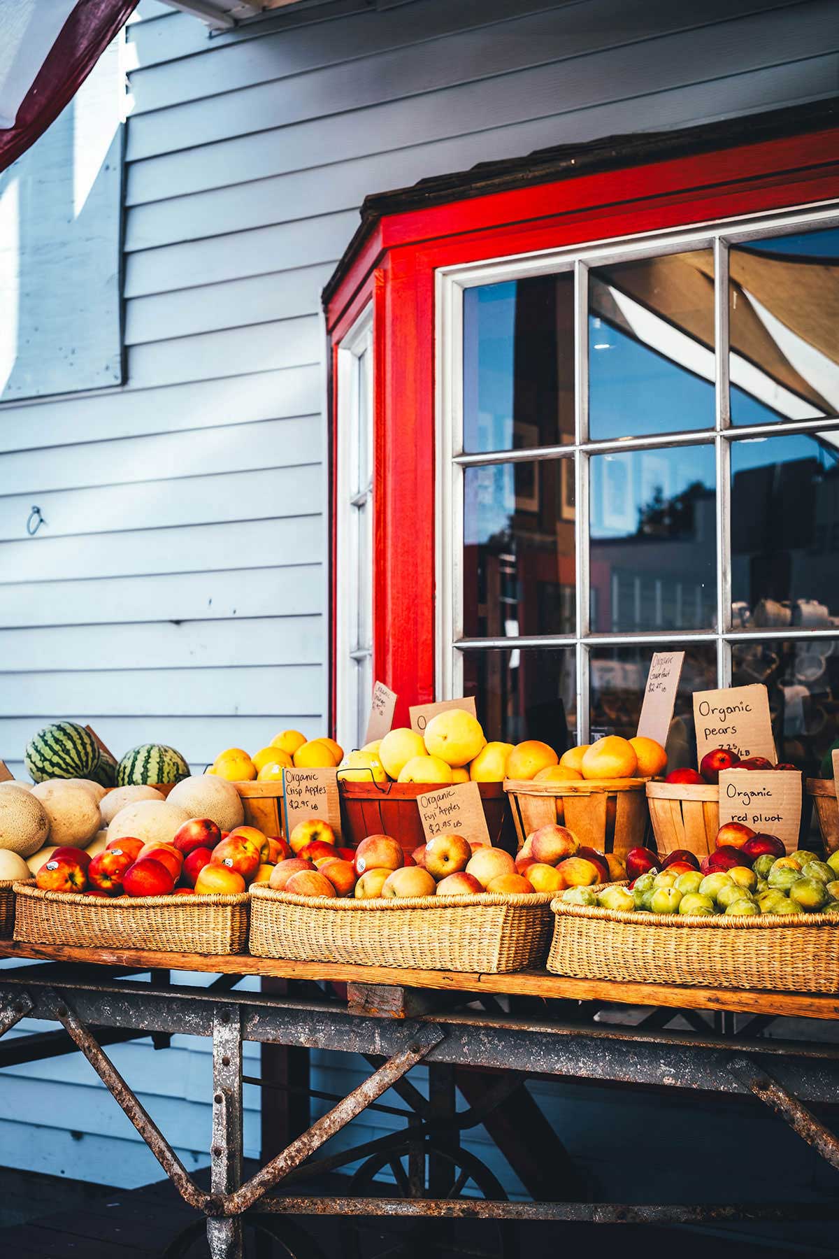 Frisches Obst an einem kleinen Farmstand in Point Reyes Station, Kalifornien