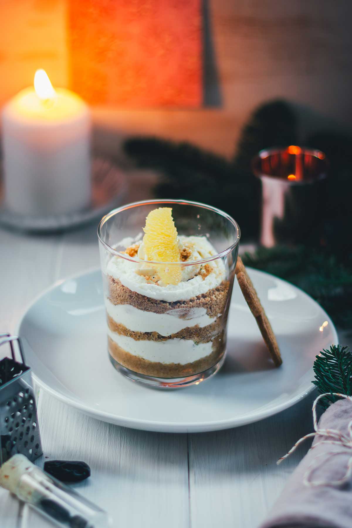 Ein wirklich schnelles und ganz einfaches Dessert für die Weihnachtszeit: Dieses Spekulatius-Dessert mit Orange und Tonkabohne wird aus knusprigem Gewürzspekulatius, frischen Orangenfilets und einer köstlichen Mascarpone-Tonkabohnen-Creme geschichtet – mit wenigen Zutaten zubereitet und ideal für jeden Adventssonntag oder die Feiertage! | moeyskitchen.com