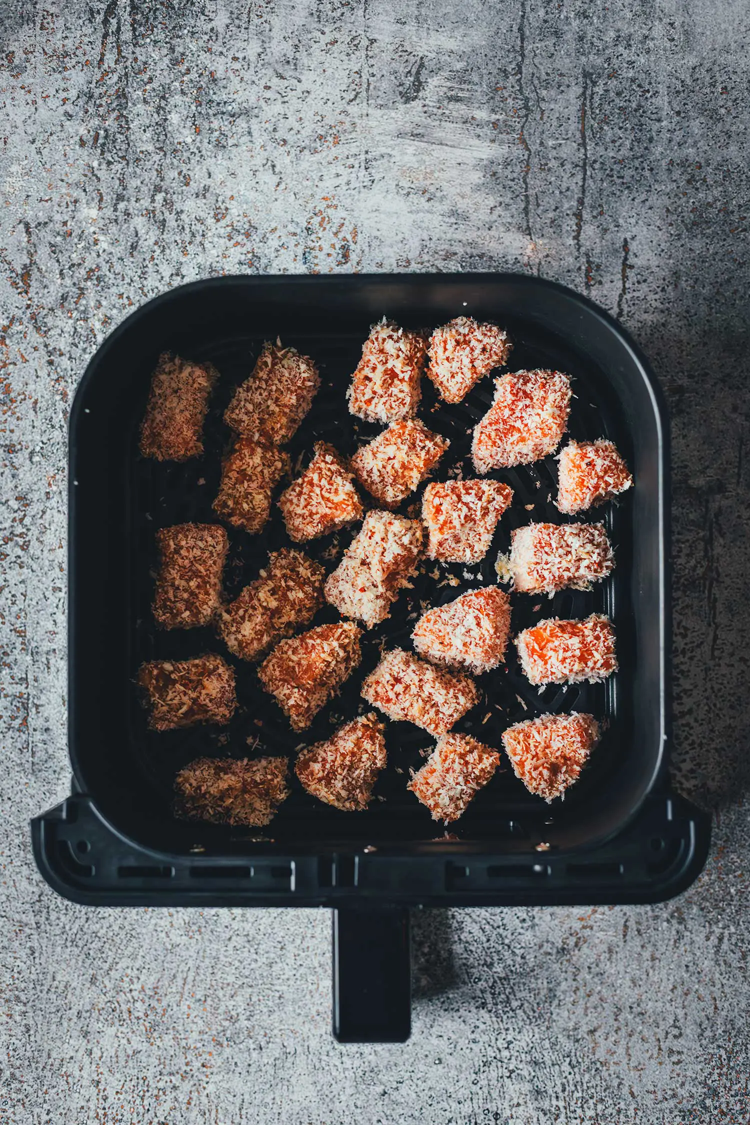 Panierter Lachs in knuspriger Panko Panade vor dem Garen im Airfryer
