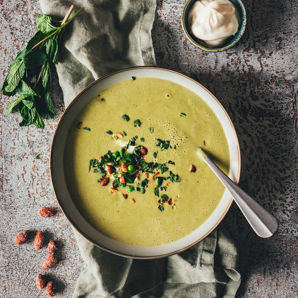 Cremige Erbsensuppe mit Minze und Crème fraîche