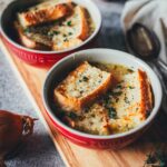 Süßlich karamellisierte Zwiebeln, herzhafte Brühe und kross überbackenes Gruyère-Brot – diese französische Zwiebelsuppe bringt echtes Bistro-Feeling nach Hause. | moeyskitchen.com