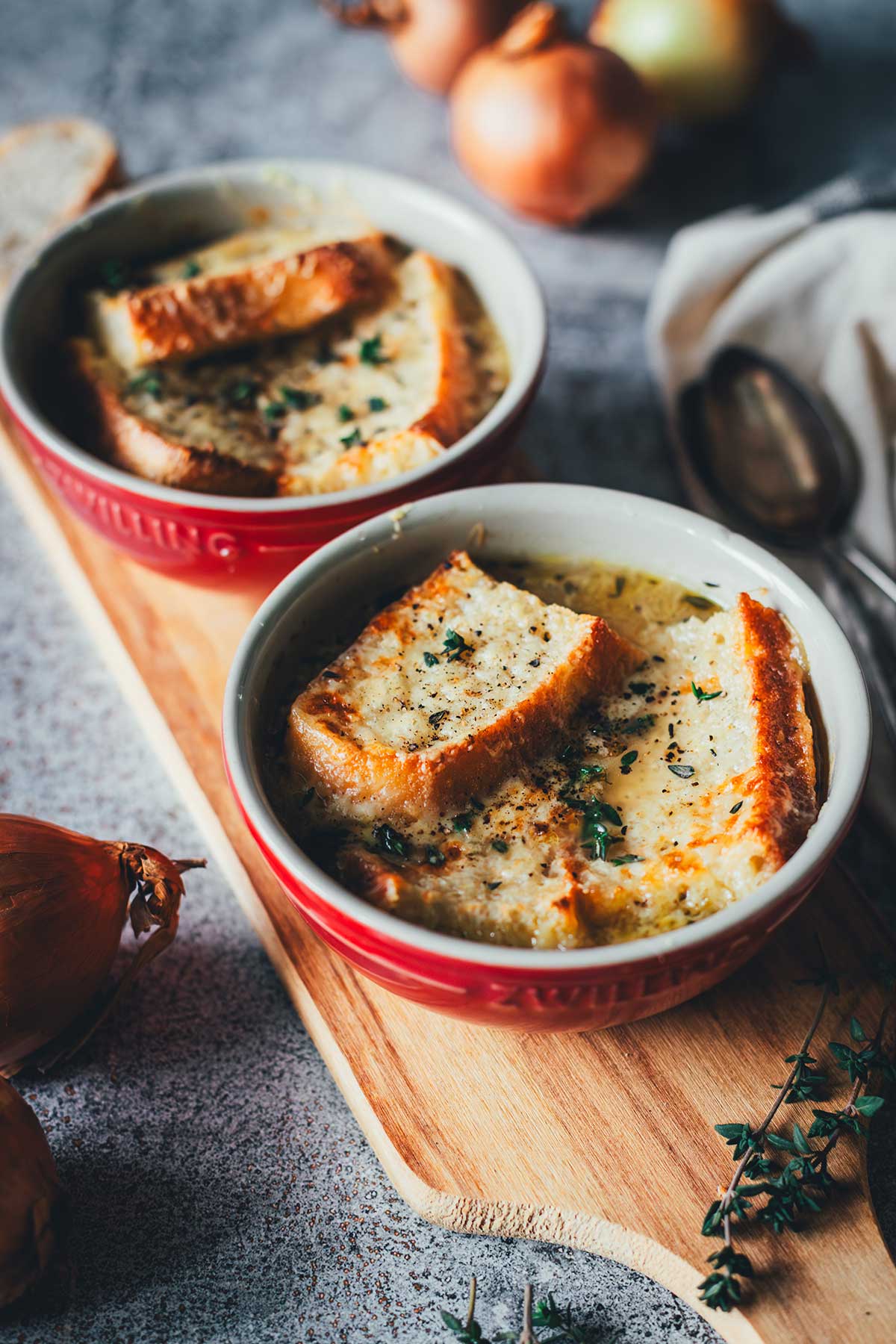 Süßlich karamellisierte Zwiebeln, herzhafte Brühe und kross überbackenes Gruyère-Brot – diese französische Zwiebelsuppe bringt echtes Bistro-Feeling nach Hause. | moeyskitchen.com