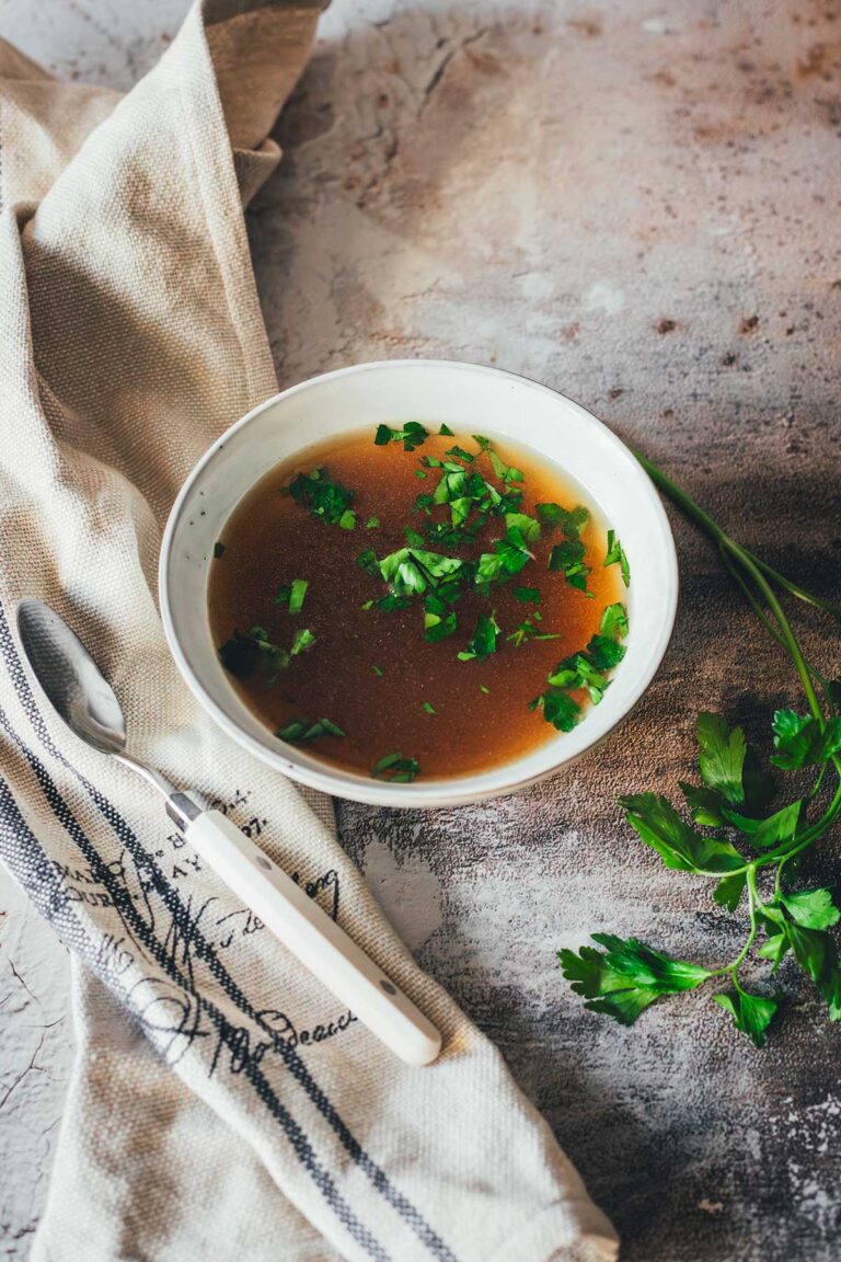 Erbsensuppe mit Minze und Crème fraîche – schnell und einfach