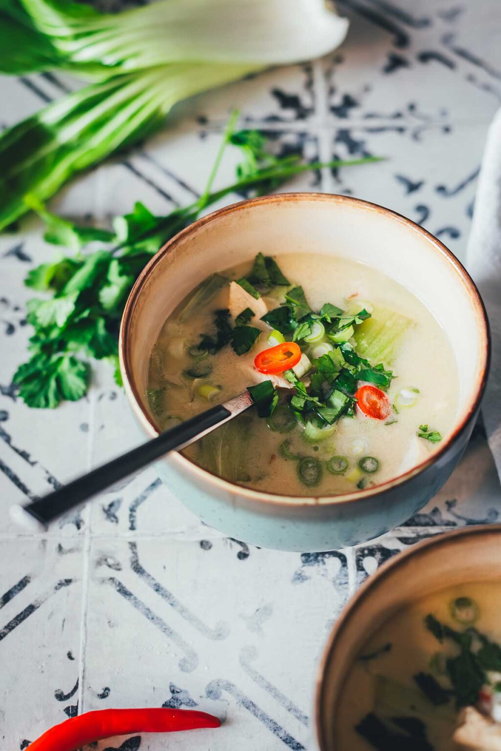 Thai-Kokos-Suppe mit Huhn &amp; Pak Choi – 20-Minuten-Rezept
