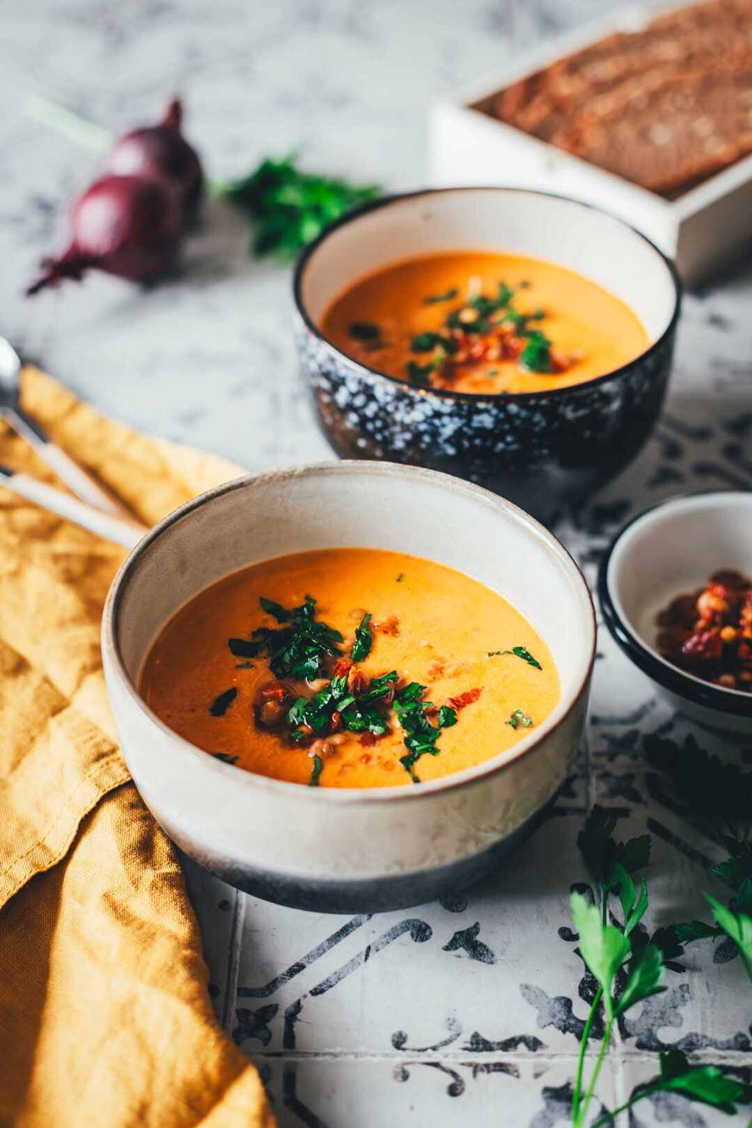 Erbsensuppe mit Minze und Crème fraîche – schnell und einfach