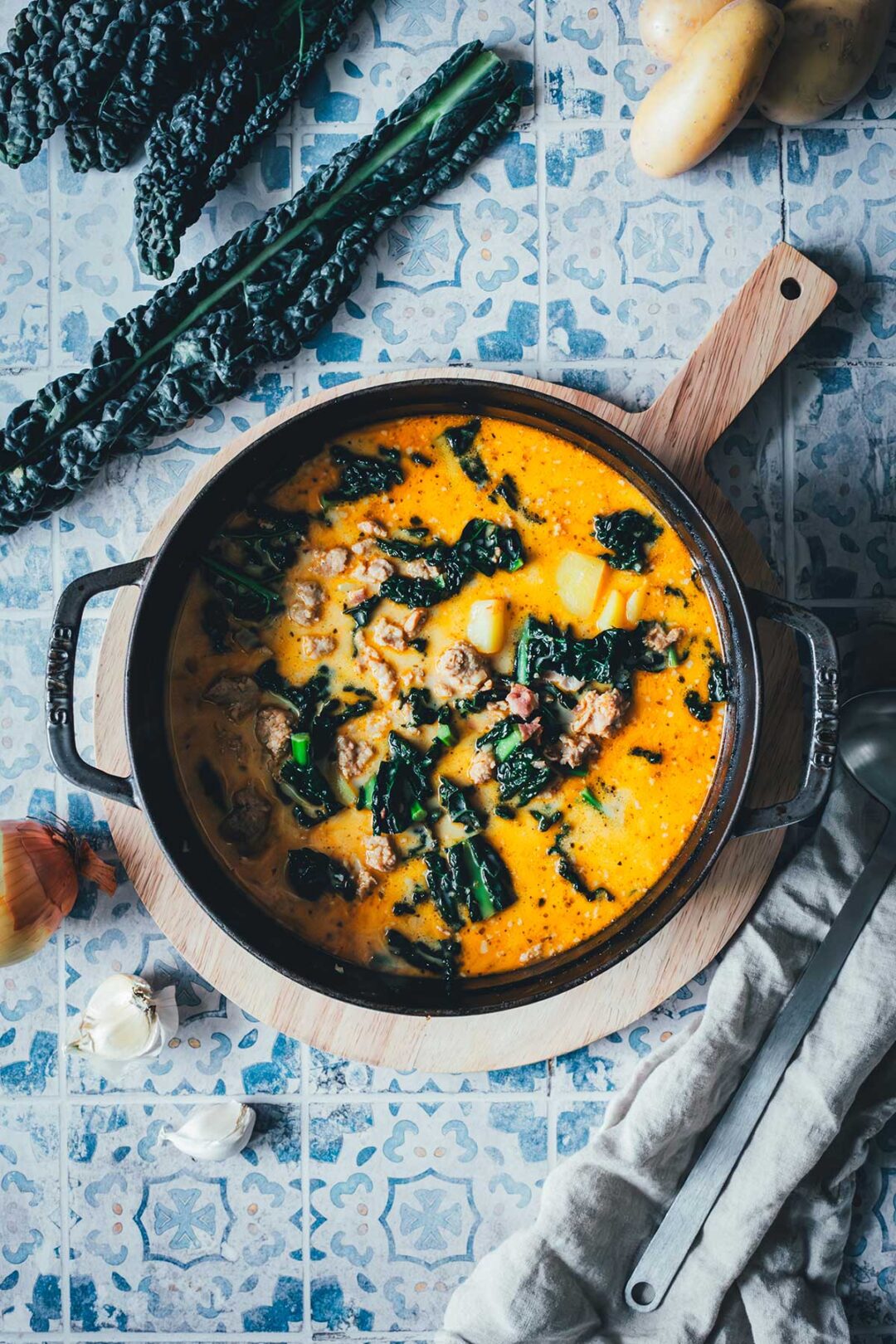 Cremige Zuppa Toscana wie bei Olive Garden – eine würzige Kartoffelsuppe mit herzhaftem Wurstbrät, knusprigem Bacon und frischem Grünkohl. Deftig, aromatisch und perfekt für kalte Tage! | moeyskitchen.com