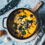 Cremige Zuppa Toscana wie bei Olive Garden – eine würzige Kartoffelsuppe mit herzhaftem Wurstbrät, knusprigem Bacon und frischem Grünkohl. Deftig, aromatisch und perfekt für kalte Tage! | moeyskitchen.com