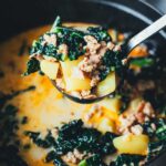 Cremige Zuppa Toscana wie bei Olive Garden – eine würzige Kartoffelsuppe mit herzhaftem Wurstbrät, knusprigem Bacon und frischem Grünkohl. Deftig, aromatisch und perfekt für kalte Tage! | moeyskitchen.com