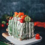 Meine herzhafte Sandwich-Torte mit Räucherlachs, Frischkäse und Frühlingsgemüse erinnert an die klassische Smörgåstårta aus Schweden und ist die perfekte Idee für den Osterbrunch. Schnell gemacht, richtig schön vorzubereiten und auf dem Tisch nicht nur zu Ostern ein totaler Hingucker. | moeyskitchen.com