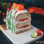 Meine herzhafte Sandwich-Torte mit Räucherlachs, Frischkäse und Frühlingsgemüse erinnert an die klassische Smörgåstårta aus Schweden und ist die perfekte Idee für den Osterbrunch. Schnell gemacht, richtig schön vorzubereiten und auf dem Tisch nicht nur zu Ostern ein totaler Hingucker. | moeyskitchen.com