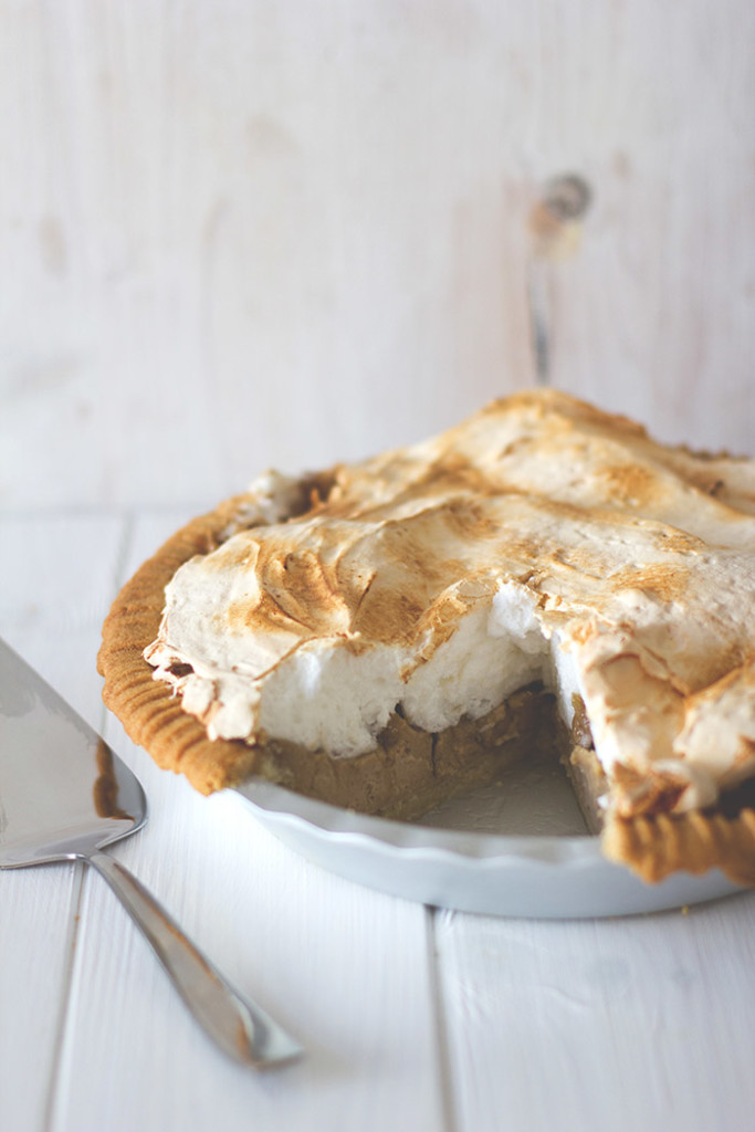 Knuspriger Boden, saftige Füllung und Baiser-Topping. Das ist mein Rhabarber-Baiser-Pie. | moeyskitchen.com