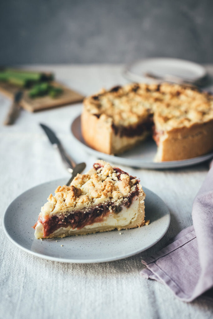 Rezept für Rhabarber-Käsekuchen mit Streuseln | klassischer Kuchen | moeyskitchen.com