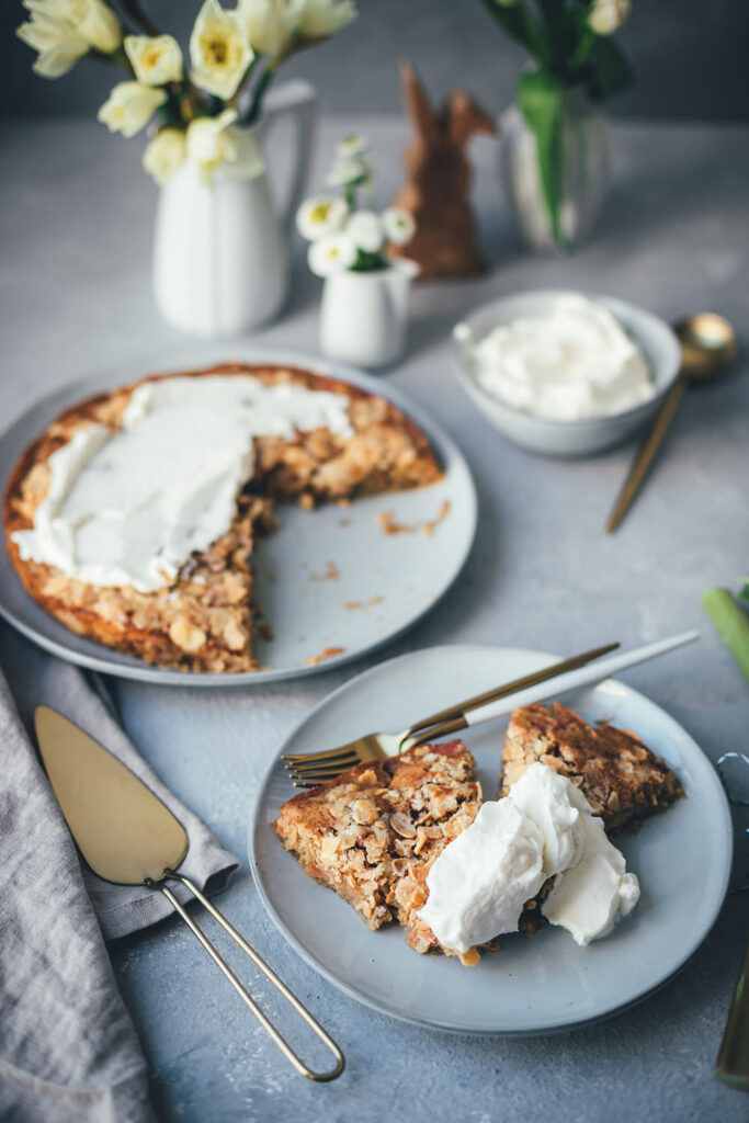 Rezept für Rhabarber-Mandel-Kuchen mit knuspriger Zuckerkruste und leckerer Vanille-Sahne | schnell zubereitet und perfekt für Frühling und Ostern | moeyskitchen.com
