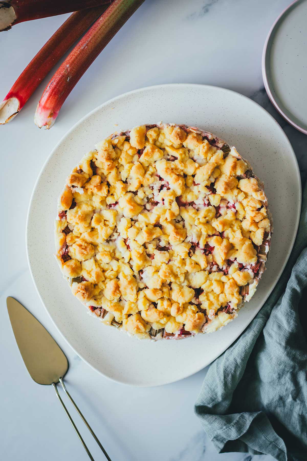 Ein Lieblingsrezept: Rhabarber-Schmand-Kuchen mit Streuseln! Einfach, unkompliziert, cremig, saftig und knusprig. Der perfekte Kuchen für den Frühling! | moeyskitchen.com