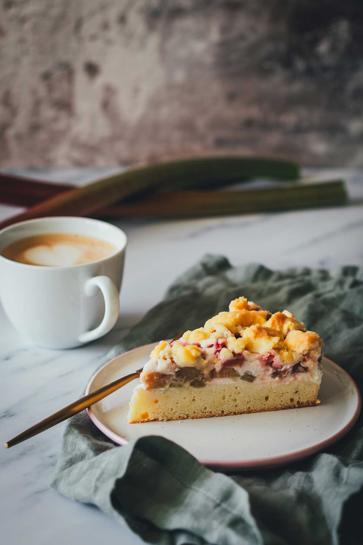 Ein Lieblingsrezept: Rhabarber-Schmand-Kuchen mit Streuseln! Einfach, unkompliziert, cremig, saftig und knusprig. Der perfekte Kuchen für den Frühling! | moeyskitchen.com