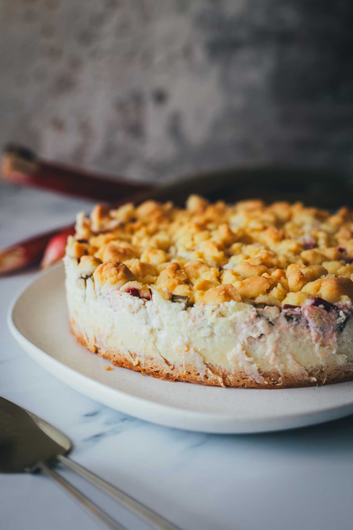 Ein Lieblingsrezept: Rhabarber-Schmand-Kuchen mit Streuseln! Einfach, unkompliziert, cremig, saftig und knusprig. Der perfekte Kuchen für den Frühling! | moeyskitchen.com