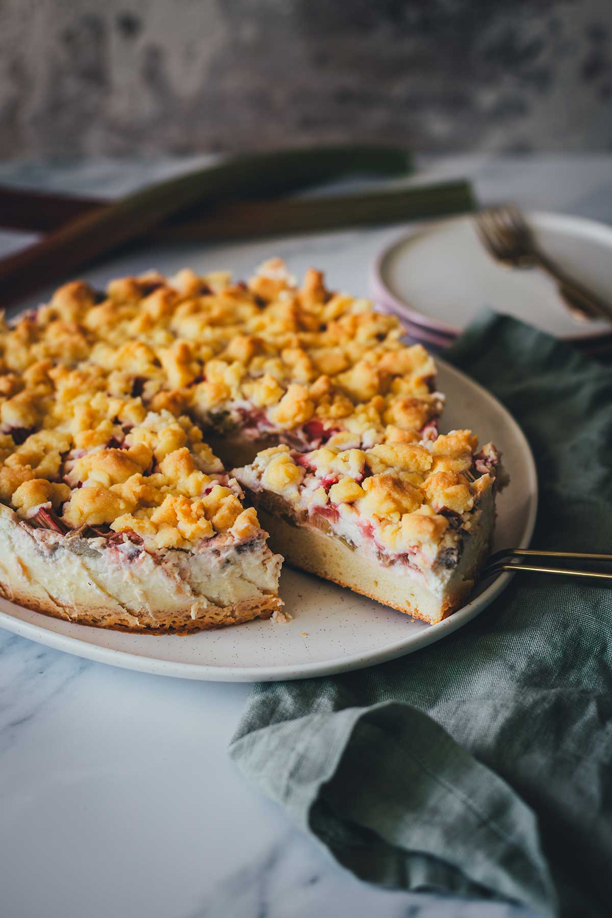 Ein Lieblingsrezept: Rhabarber-Schmand-Kuchen mit Streuseln! Einfach, unkompliziert, cremig, saftig und knusprig. Der perfekte Kuchen für den Frühling! | moeyskitchen.com