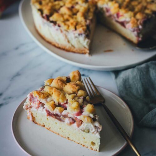 Ein Lieblingsrezept: Rhabarber-Schmand-Kuchen mit Streuseln! Einfach, unkompliziert, cremig, saftig und knusprig. Der perfekte Kuchen für den Frühling! | moeyskitchen.com
