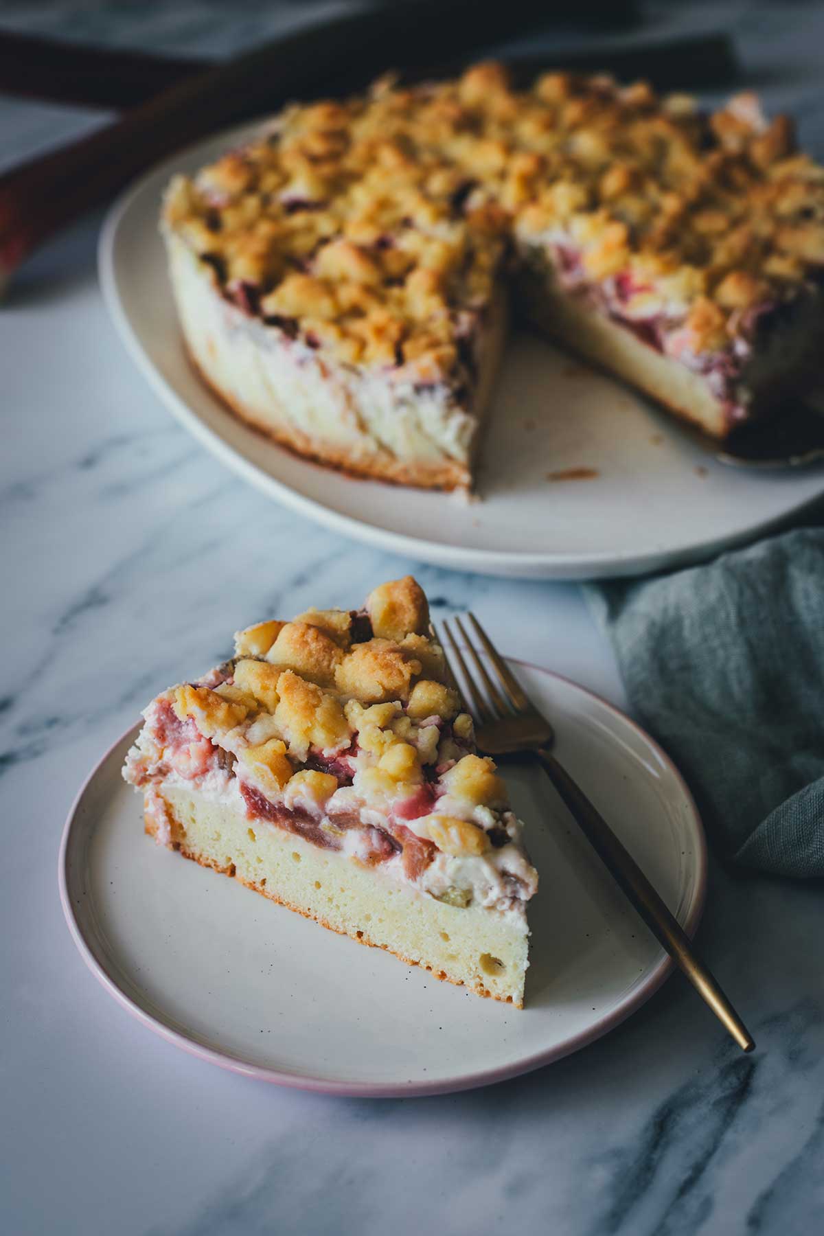 Ein Lieblingsrezept: Rhabarber-Schmand-Kuchen mit Streuseln! Einfach, unkompliziert, cremig, saftig und knusprig. Der perfekte Kuchen für den Frühling! | moeyskitchen.com