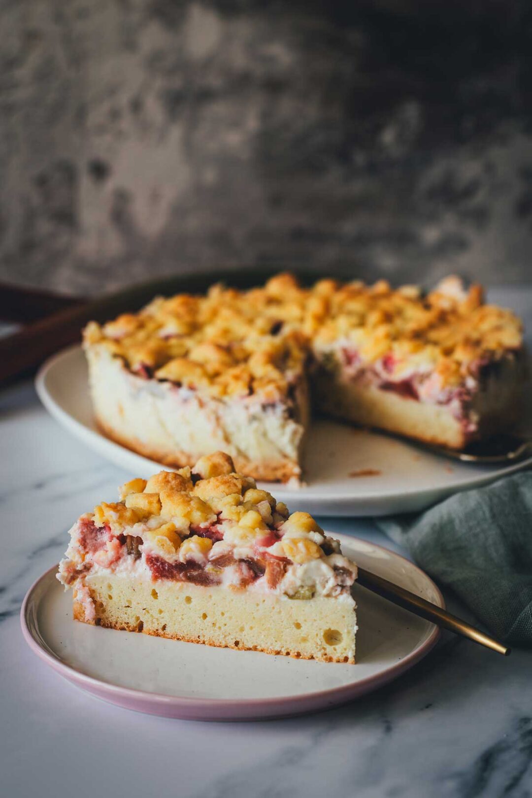 Ein Lieblingsrezept: Rhabarber-Schmand-Kuchen mit Streuseln! Einfach, unkompliziert, cremig, saftig und knusprig. Der perfekte Kuchen für den Frühling! | moeyskitchen.com