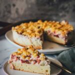 Ein Lieblingsrezept: Rhabarber-Schmand-Kuchen mit Streuseln! Einfach, unkompliziert, cremig, saftig und knusprig. Der perfekte Kuchen für den Frühling! | moeyskitchen.com