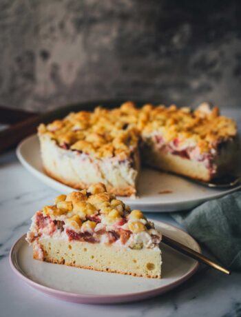 Ein Lieblingsrezept: Rhabarber-Schmand-Kuchen mit Streuseln! Einfach, unkompliziert, cremig, saftig und knusprig. Der perfekte Kuchen für den Frühling! | moeyskitchen.com