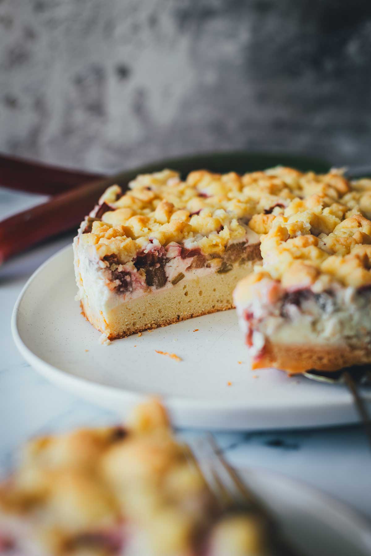 Ein Lieblingsrezept: Rhabarber-Schmand-Kuchen mit Streuseln! Einfach, unkompliziert, cremig, saftig und knusprig. Der perfekte Kuchen für den Frühling! | moeyskitchen.com