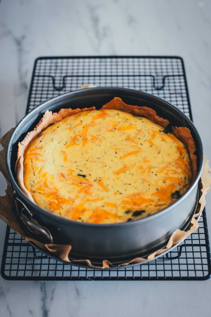 Herzhafte Spargelquiche mit einem supern unkomplizierten Quark-Mürbeteig, saftiger Füllung aus Schmand, Ziegenfrischkäse, geriebenem Käse und grünem sowie weißem Spargel. | moeyskitchen.com