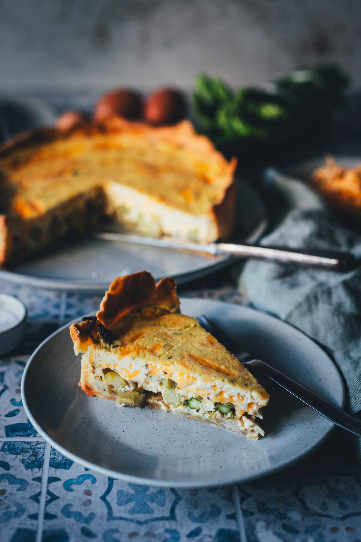 Herzhafte Spargelquiche mit einem supern unkomplizierten Quark-Mürbeteig, saftiger Füllung aus Schmand, Ziegenfrischkäse, geriebenem Käse und grünem sowie weißem Spargel. | moeyskitchen.com