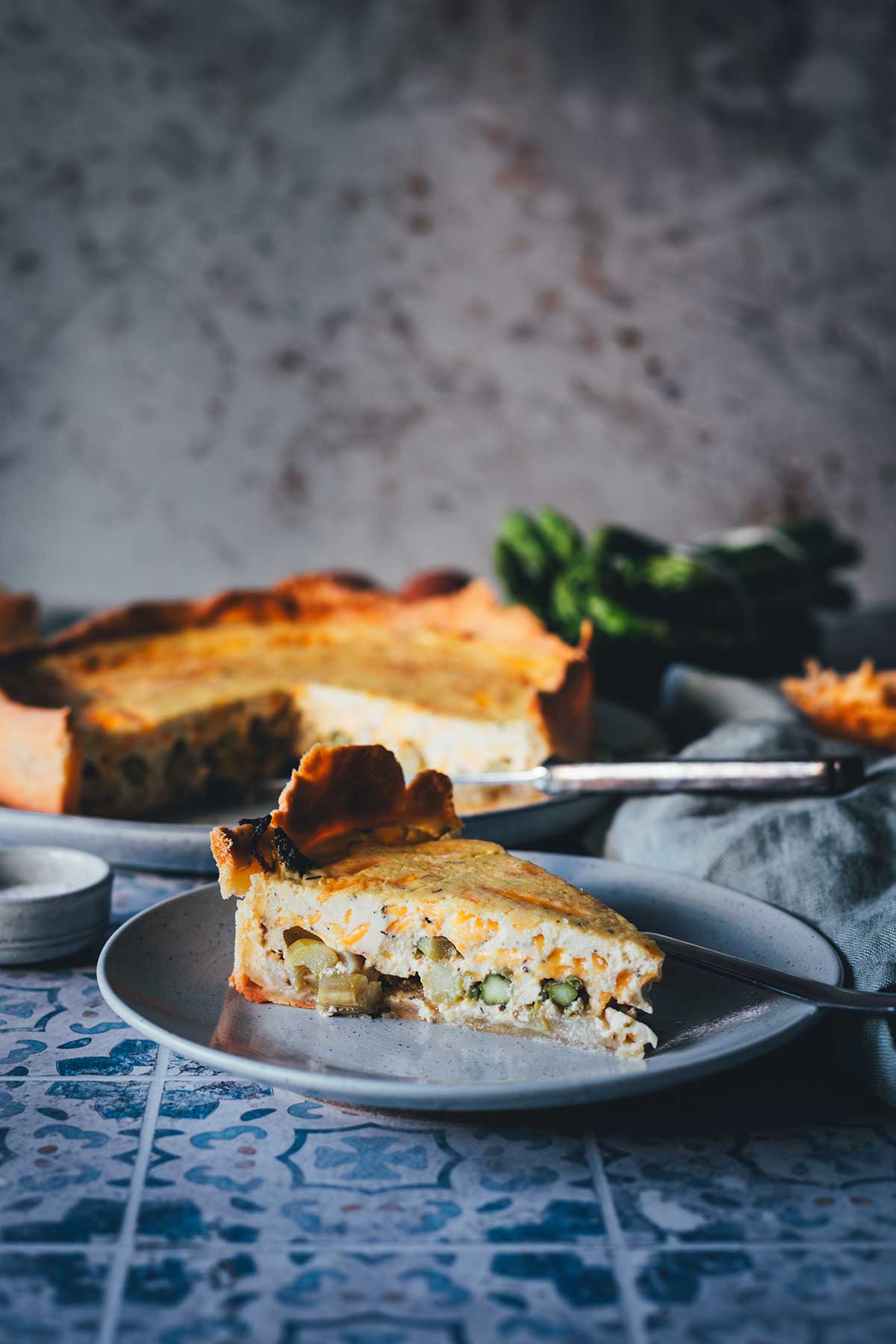Herzhafte Spargelquiche mit einem supern unkomplizierten Quark-Mürbeteig, saftiger Füllung aus Schmand, Ziegenfrischkäse, geriebenem Käse und grünem sowie weißem Spargel. | moeyskitchen.com