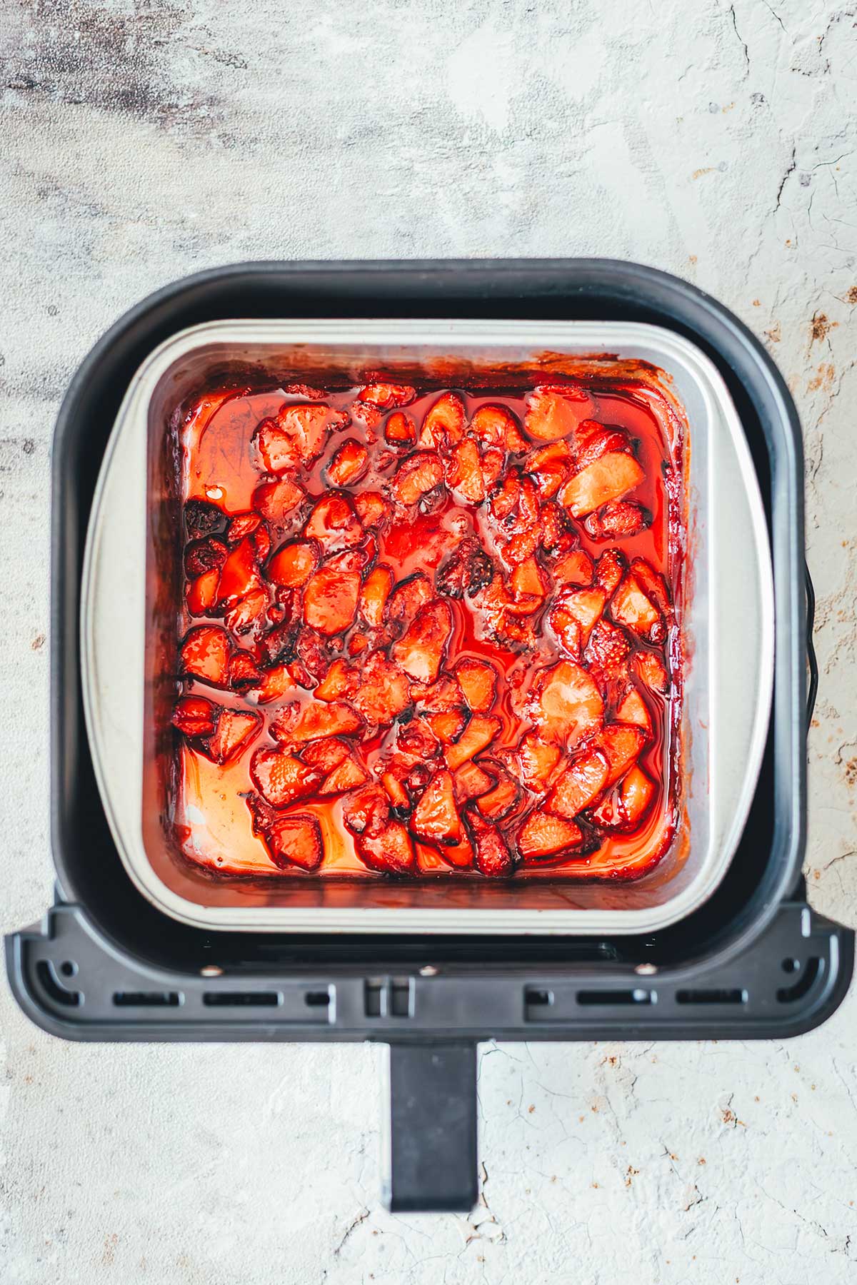 Geröstete Erdbeeren aus Airfryer und Heißluftfritteuse sind in 20 Minuten fertig, super aromatisch und perfekt als Topping für Quark, Joghurt, Eis , Waffeln oder Pancakes | moeyskitchen.com