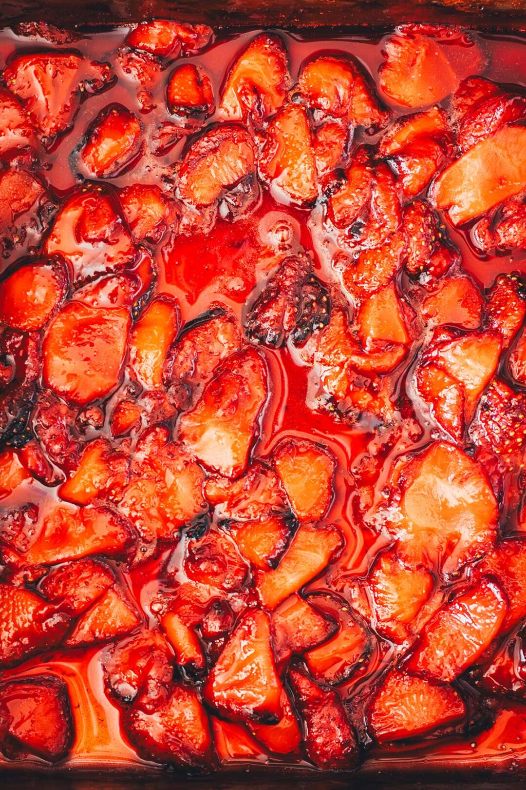 Geröstete Erdbeeren aus Airfryer und Heißluftfritteuse sind in 20 Minuten fertig, super aromatisch und perfekt als Topping für Quark, Joghurt, Eis , Waffeln oder Pancakes | moeyskitchen.com