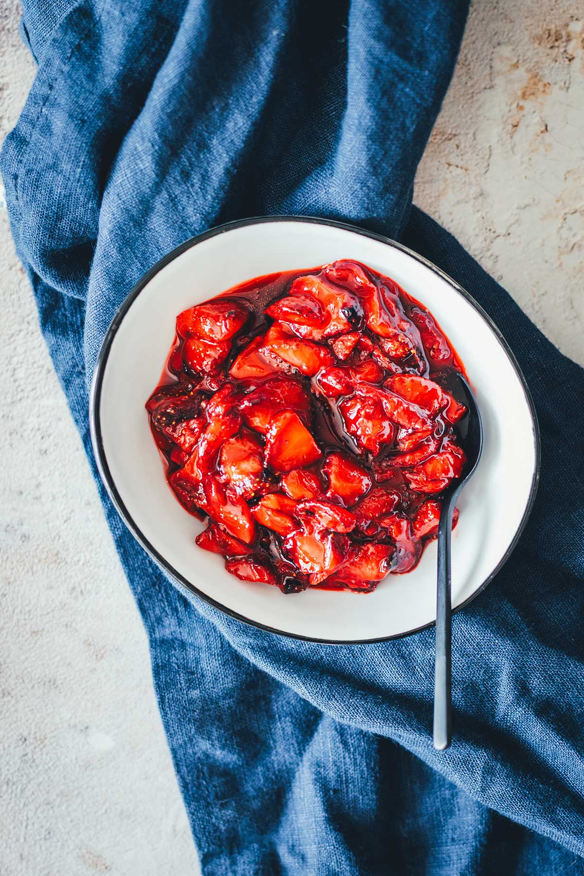 Geröstete Erdbeeren aus Airfryer und Heißluftfritteuse sind in 20 Minuten fertig, super aromatisch und perfekt als Topping für Quark, Joghurt, Eis , Waffeln oder Pancakes | moeyskitchen.com