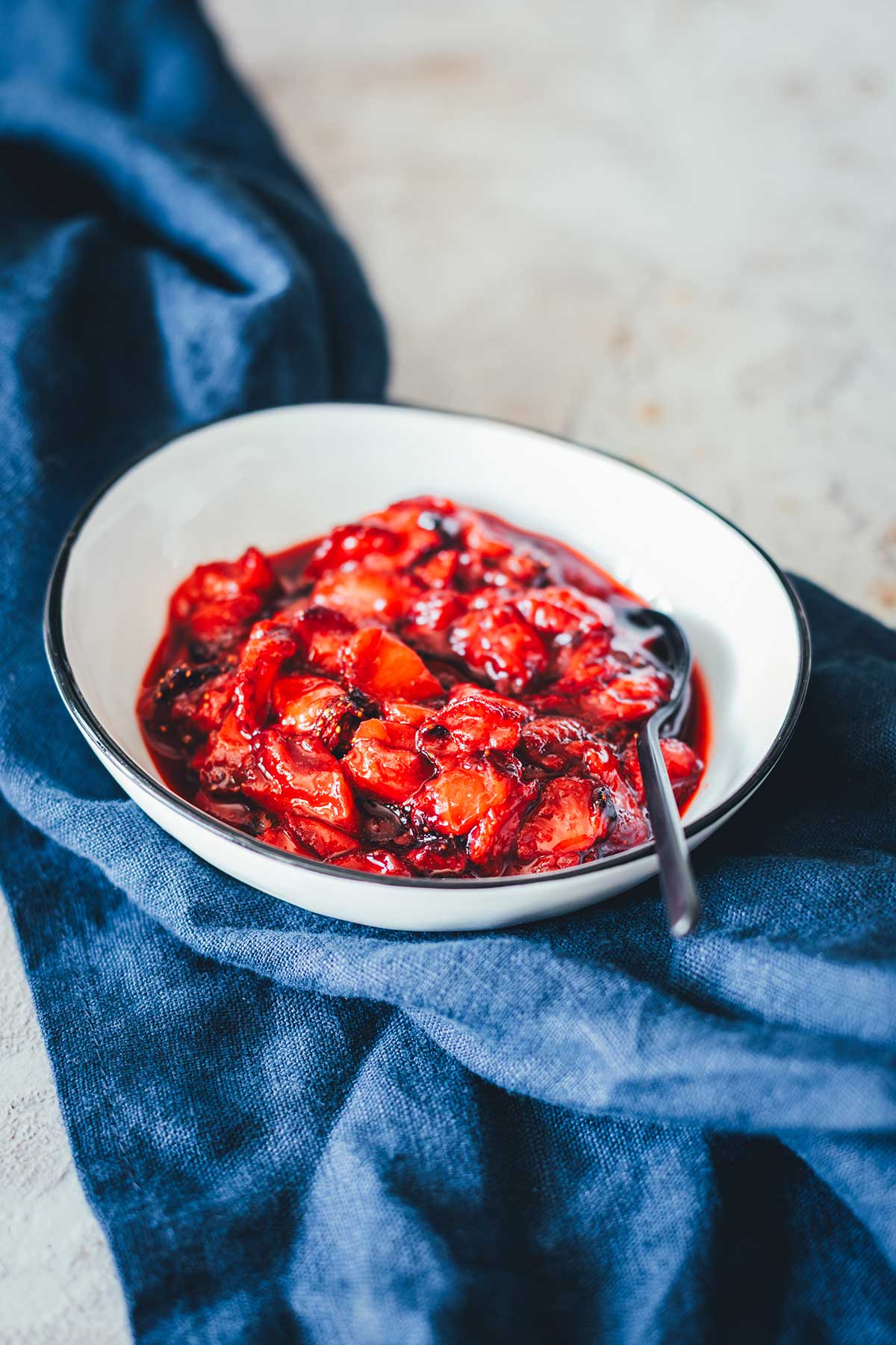 Geröstete Erdbeeren aus Airfryer und Heißluftfritteuse sind in 20 Minuten fertig, super aromatisch und perfekt als Topping für Quark, Joghurt, Eis , Waffeln oder Pancakes | moeyskitchen.com