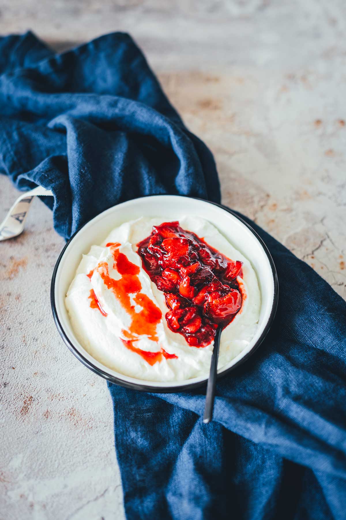 Geröstete Erdbeeren aus Airfryer und Heißluftfritteuse sind in 20 Minuten fertig, super aromatisch und perfekt als Topping für Quark, Joghurt, Eis , Waffeln oder Pancakes | moeyskitchen.com