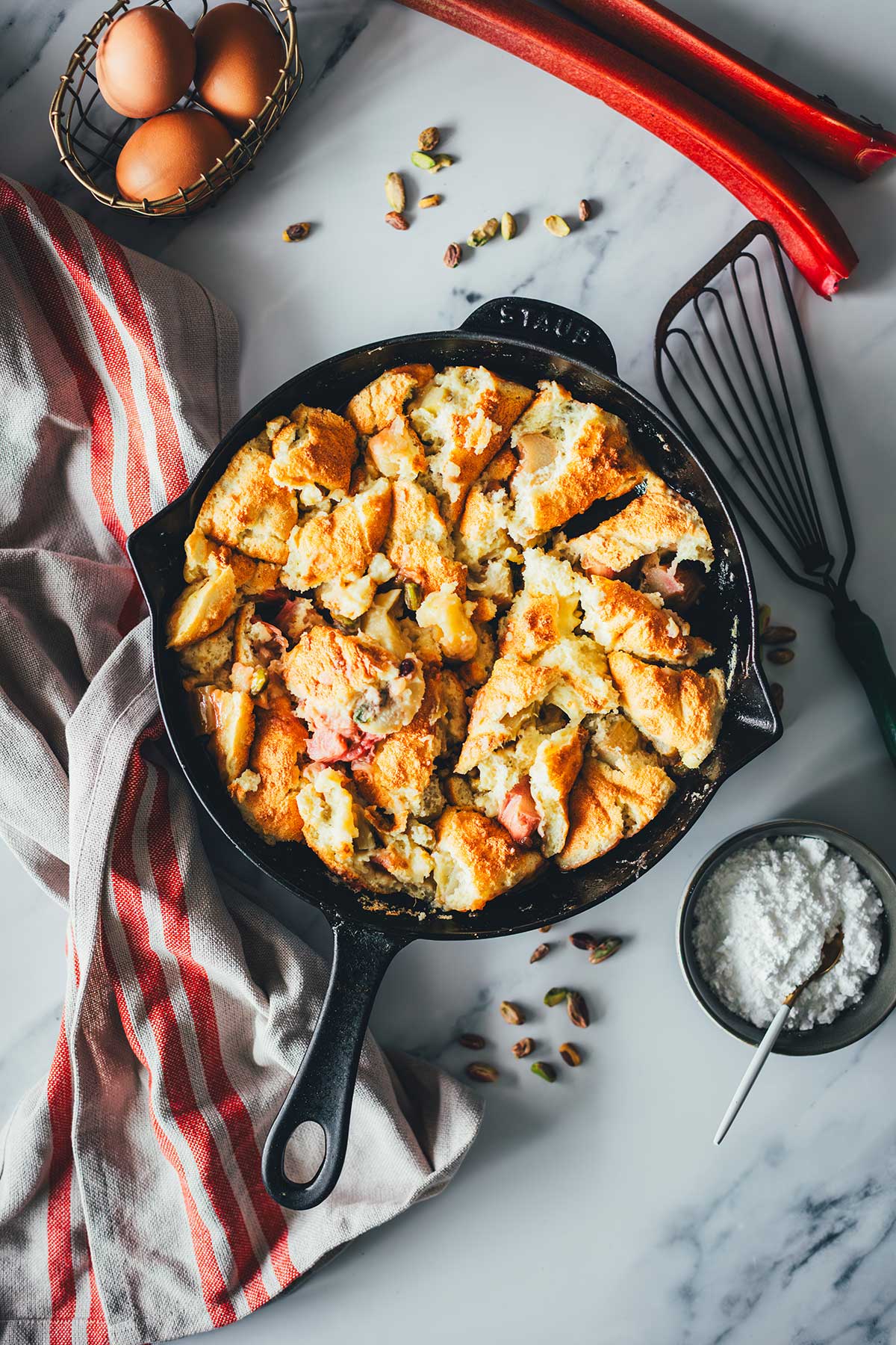 Rezept für fluffigen Rhabarber-Kaiserschmarrn aus dem Ofen, ganz ohne Wenden! In 30 Minuten fertig und einfach gemachter Schmarrn. | moeyskitchen.com