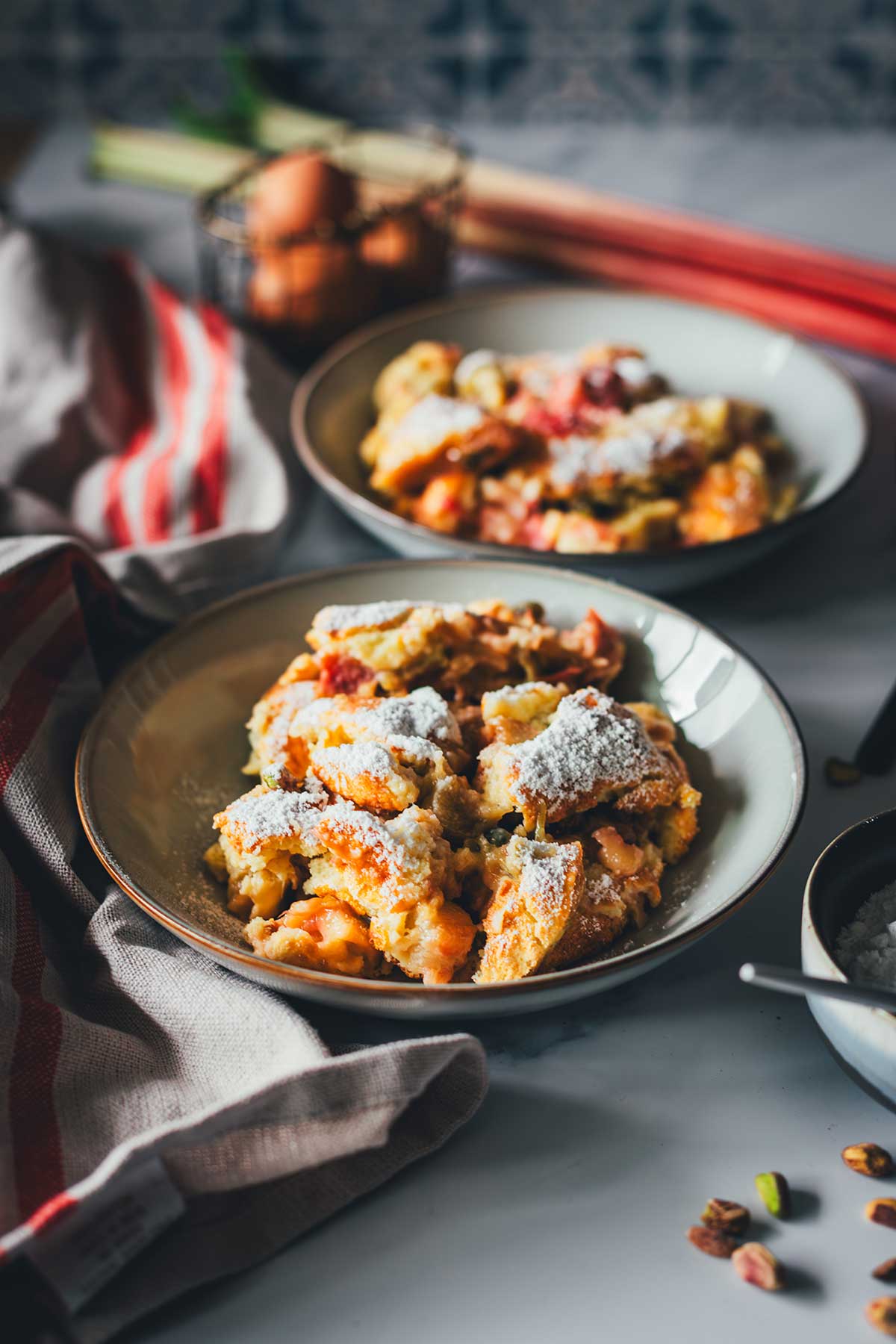 Rezept für fluffigen Rhabarber-Kaiserschmarrn aus dem Ofen, ganz ohne Wenden! In 30 Minuten fertig und einfach gemachter Schmarrn. | moeyskitchen.com