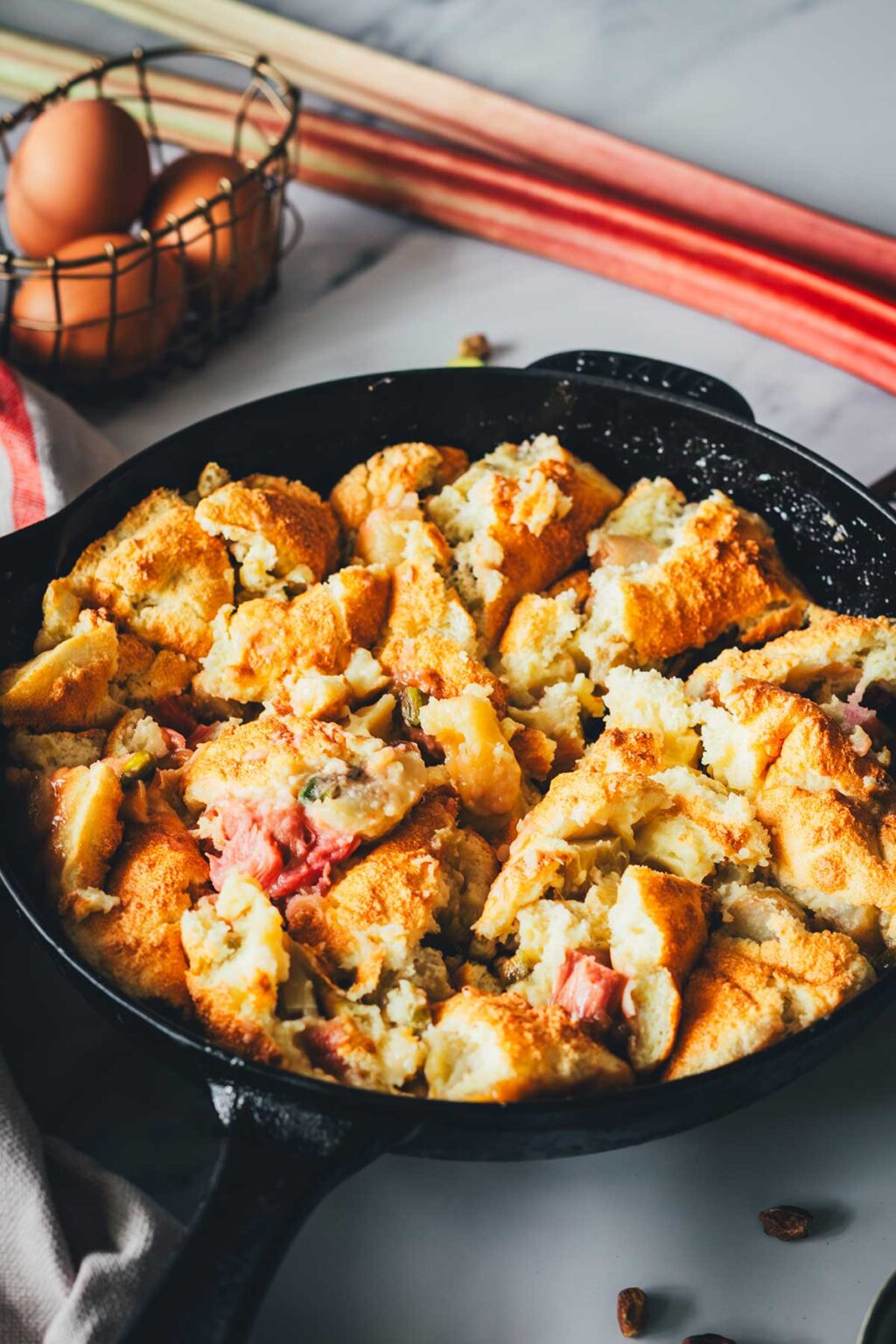 Rhabarber-Kaiserschmarrn aus dem Ofen Rhabarber-Kaiserschmarrn aus dem Ofen