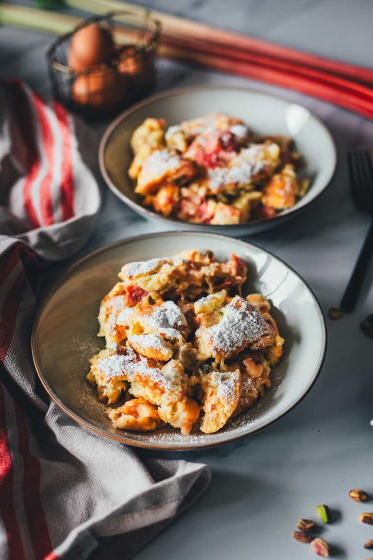 Rhabarber-Kaiserschmarrn aus dem Ofen Rhabarber-Kaiserschmarrn aus dem Ofen