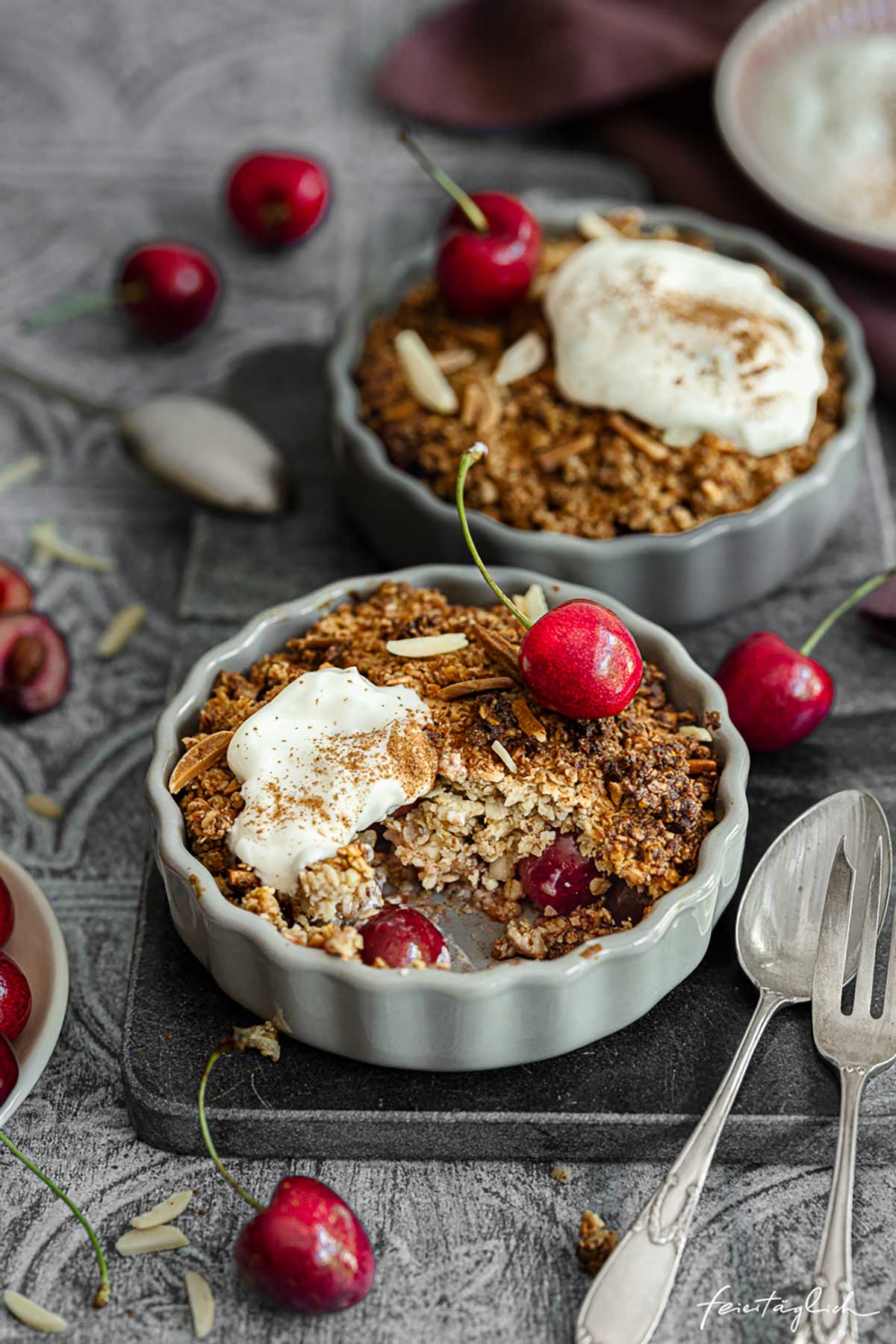 Gesunder Kirsch-Crumble mit Haferflocken & Mandeln zum Frühstück oder Dessert von Sarah von feiertäglich
