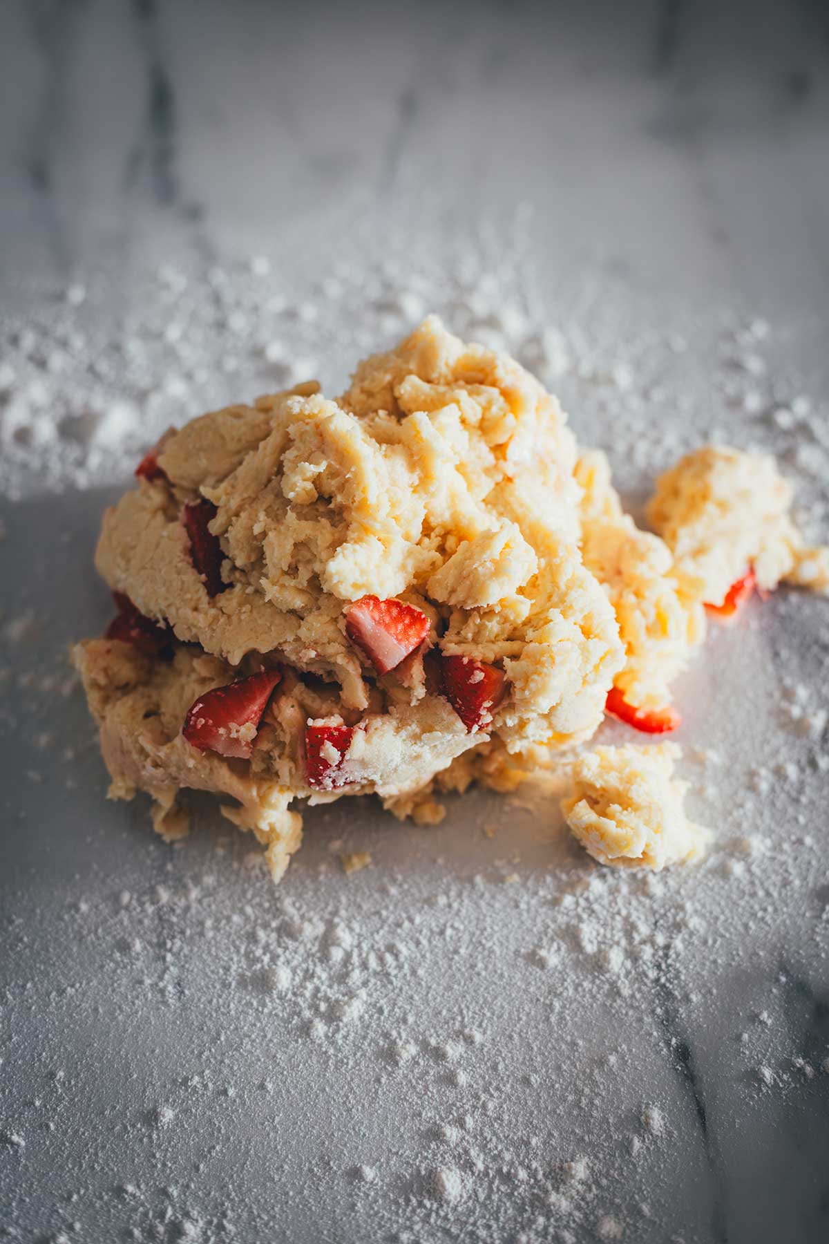 Einfache und schnelle Erdbeer Scones mit Sahne und frischen Erdbeeren – unkompliziert gebacken, ideal für Frühstück, Brunch oder den Nachmittagskaffee | moeyskitchen.com