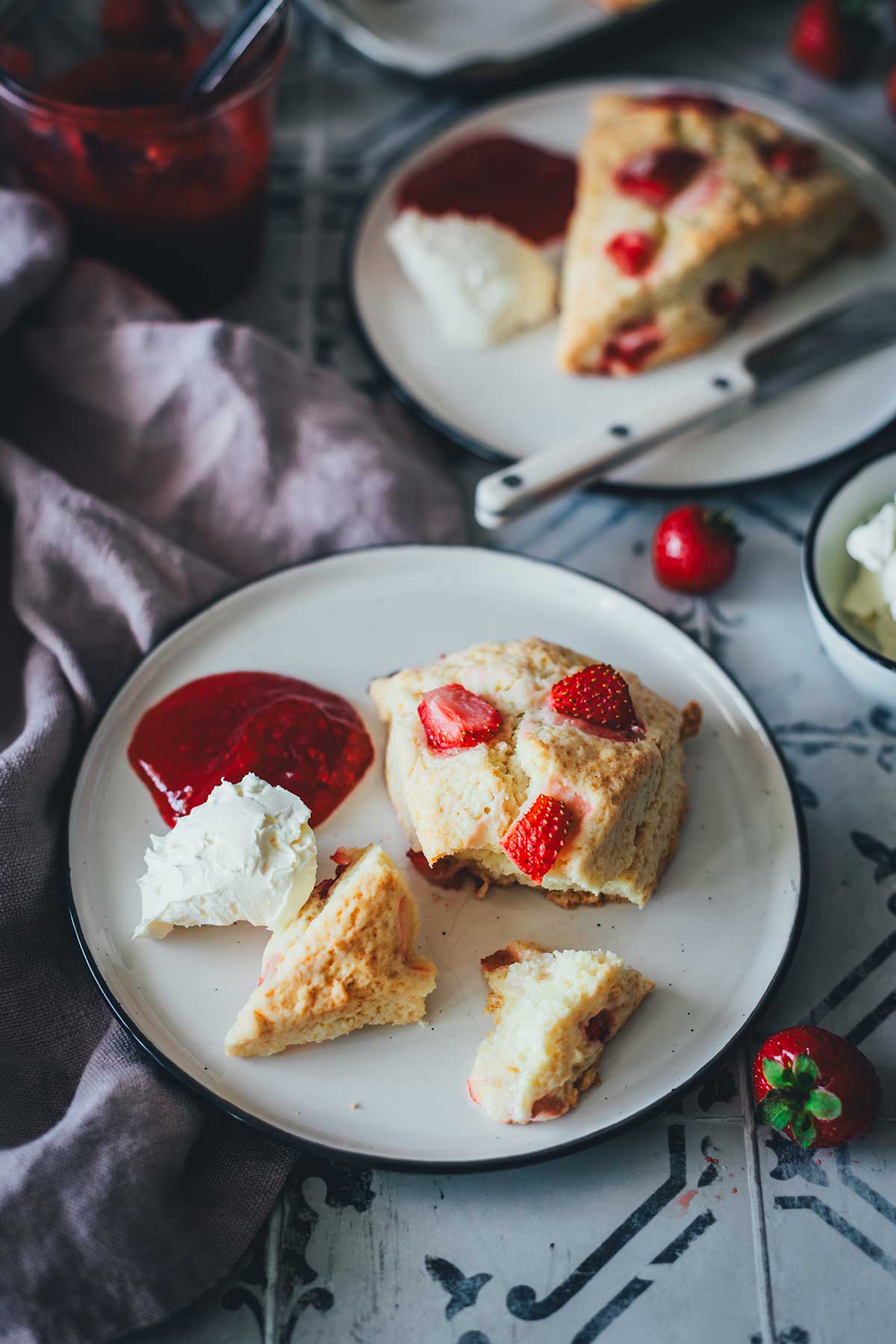 Einfache und schnelle Erdbeer Scones mit Sahne und frischen Erdbeeren – unkompliziert gebacken, ideal für Frühstück, Brunch oder den Nachmittagskaffee | moeyskitchen.com